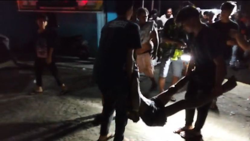 Seorang warga digotong masyarakat usai sebelumnya dilaporkan tenggelam di Sungai Kahayan