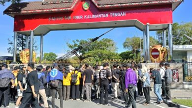 Aksi unjuk rasa yang berlangsung di depan Kantor Gubernur Kalteng