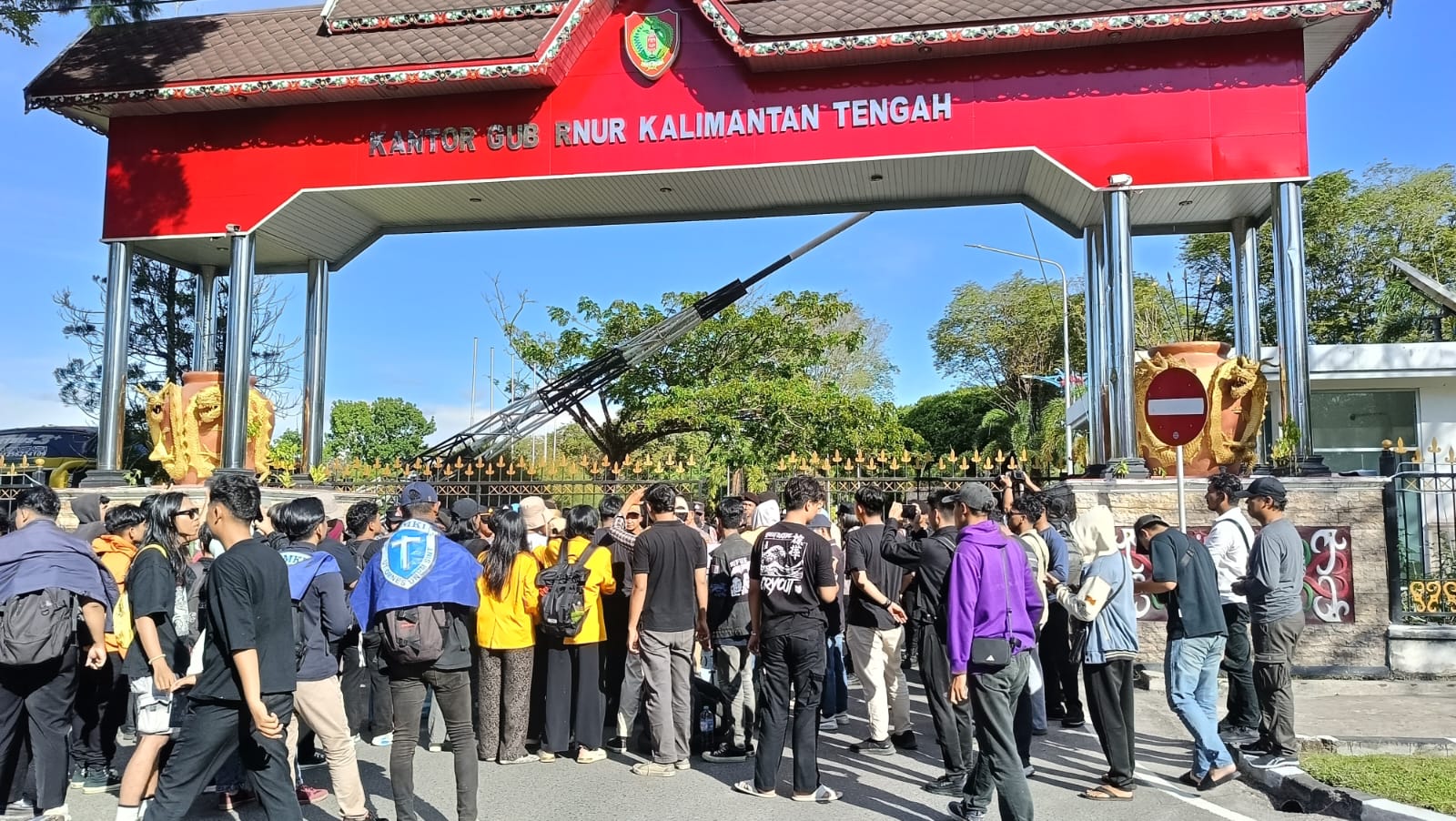 Aksi unjuk rasa yang berlangsung di depan Kantor Gubernur Kalteng