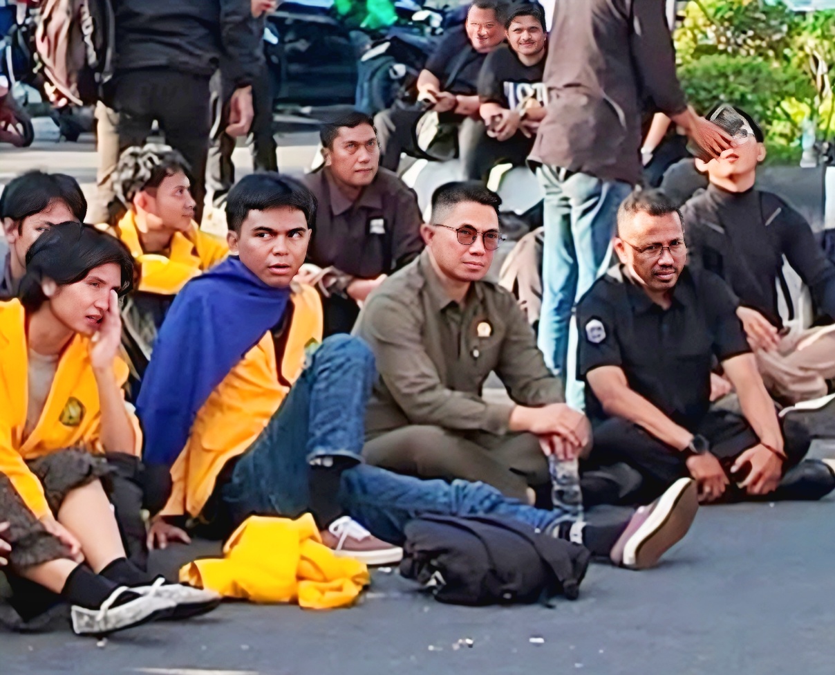Wakil Ketua III DPRD Kalimantan Tengah, Junaidi saat hadir di tengah-tengah demonstran
