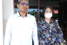 Yetri Ludang didampingi kuasa hukumnya, Ari Yunus Hendrawan saat berada di Kejari Palangka Raya
