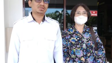 Yetri Ludang didampingi kuasa hukumnya, Ari Yunus Hendrawan saat berada di Kejari Palangka Raya