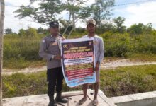 Personel Polsek Pahandut mensosialisasikan pencegahan karhutla kepasa masyarakat