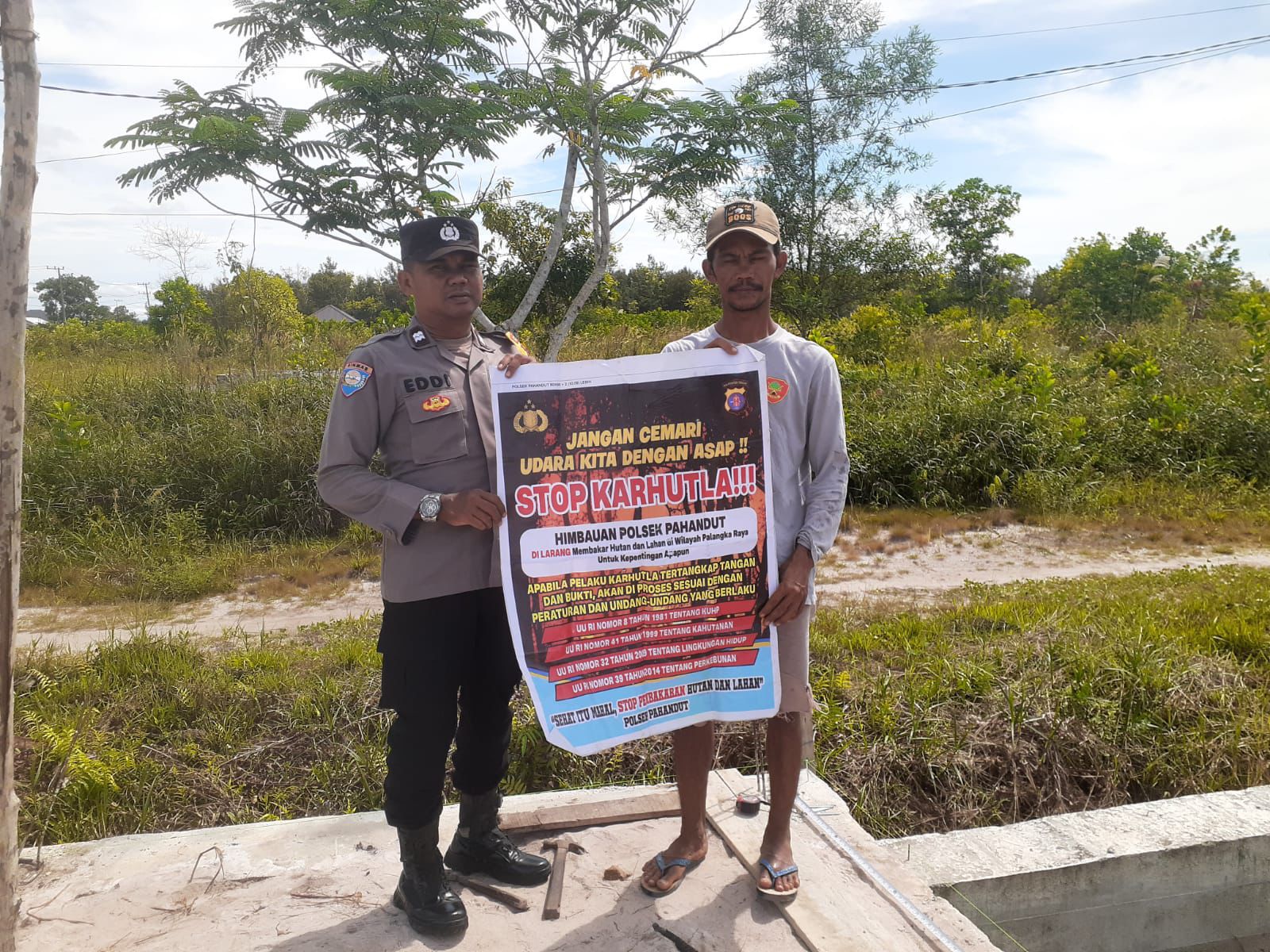 Personel Polsek Pahandut mensosialisasikan pencegahan karhutla kepasa masyarakat