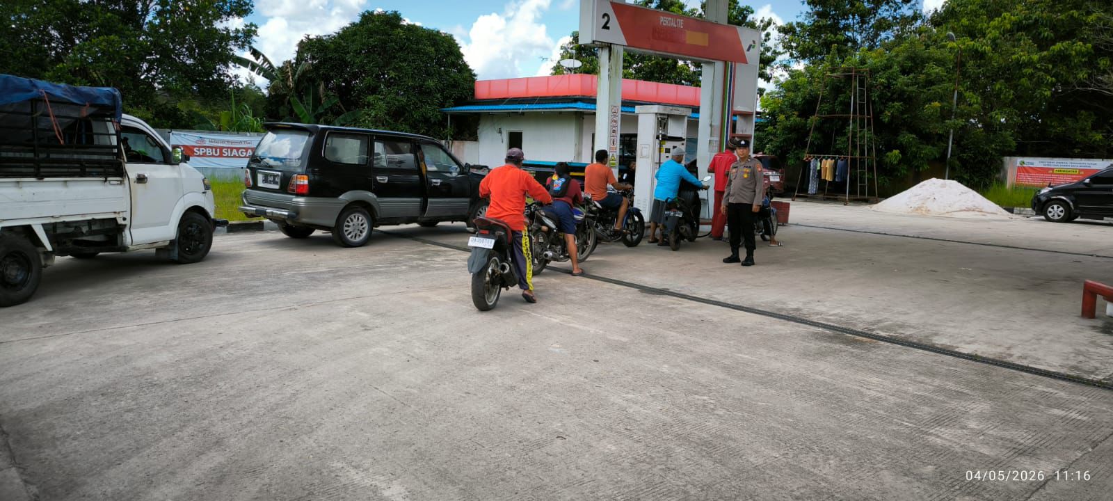 Petugas kepolisian melakukan pengawasan di SPBU yang ada di Kota Palangka Raya, belum lama ini.