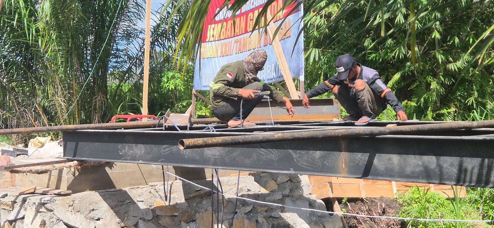 Proses pengerjaan pembangunan Jembatan Garuda di Kelurahan Habaring Hurung, Kecamatan Bukit Batu, Kota Palangka Raya