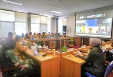 Suasana saat mengikuti Rapat Koordinasi Pengendalian Inflasi Tahun 2026, Sosialisasi Sensus Ekonomi 2026,di Ruang Rapat Bajakah Lantai II, Kantor Gubernur.