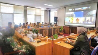 Suasana saat mengikuti Rapat Koordinasi Pengendalian Inflasi Tahun 2026, Sosialisasi Sensus Ekonomi 2026,di Ruang Rapat Bajakah Lantai II, Kantor Gubernur.