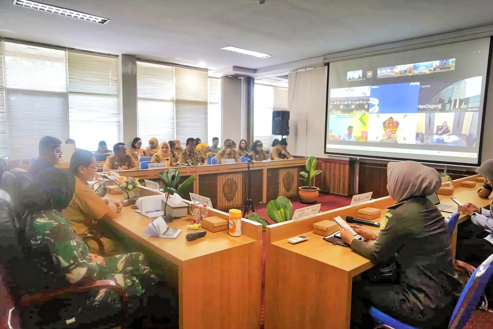 Suasana saat mengikuti Rapat Koordinasi Pengendalian Inflasi Tahun 2026, Sosialisasi Sensus Ekonomi 2026,di Ruang Rapat Bajakah Lantai II, Kantor Gubernur.