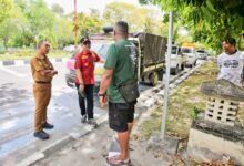 Tim gabungan Pemko saat meninjau disalah satu SPBU di Palangka Raya