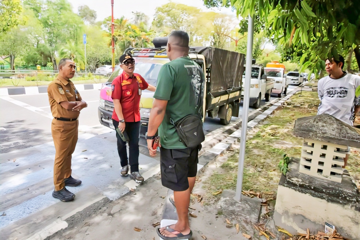 Tim gabungan Pemko saat meninjau disalah satu SPBU di Palangka Raya