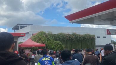 ANTREAN PANJANG: Suasana antrean kendaraan di salah satu SPBU Kota Palangka Raya