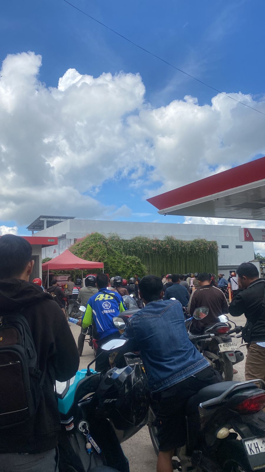 ANTREAN PANJANG: Suasana antrean kendaraan di salah satu SPBU Kota Palangka Raya