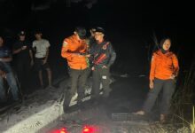 Petugas ketika melakukan pencarian lansia yang hilang
