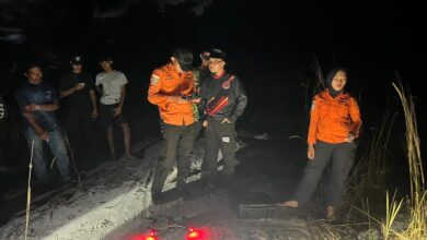 Petugas ketika melakukan pencarian lansia yang hilang