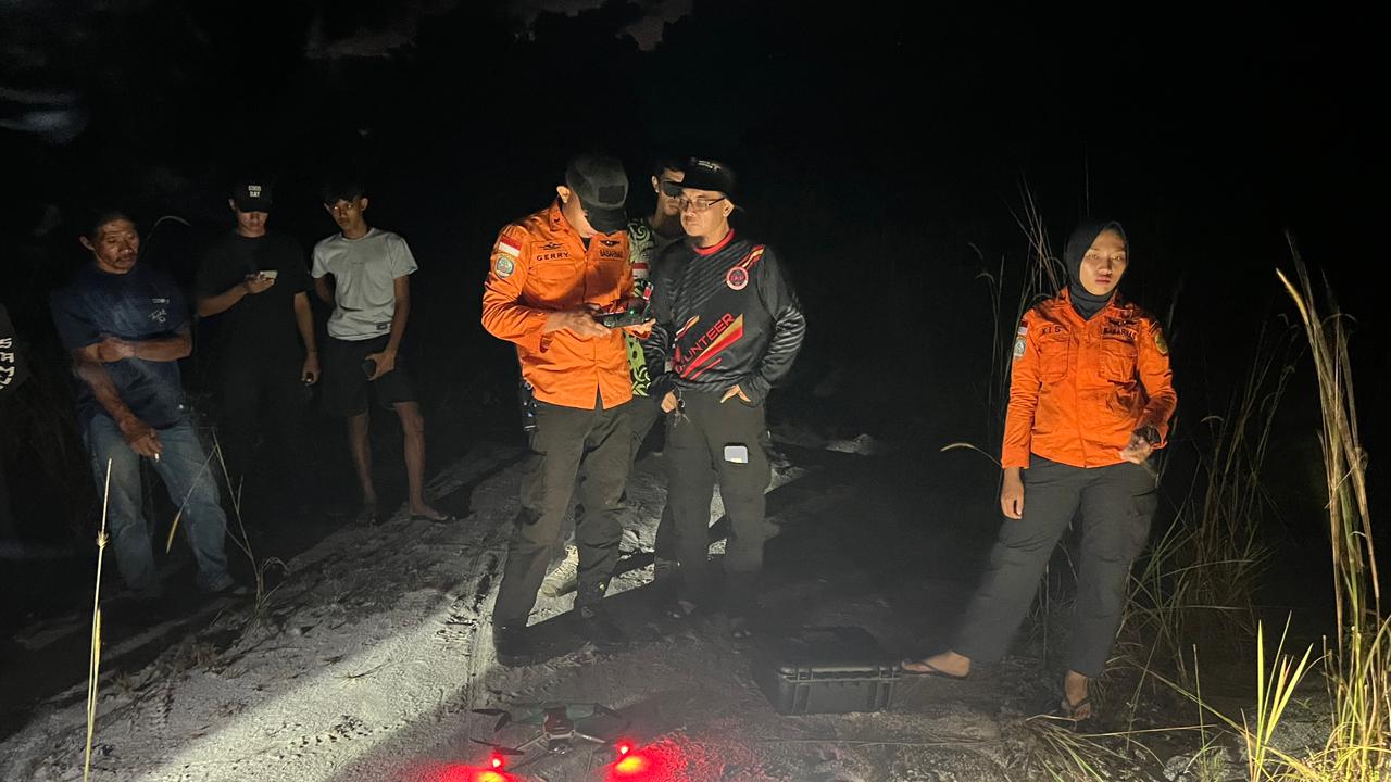 Petugas ketika melakukan pencarian lansia yang hilang