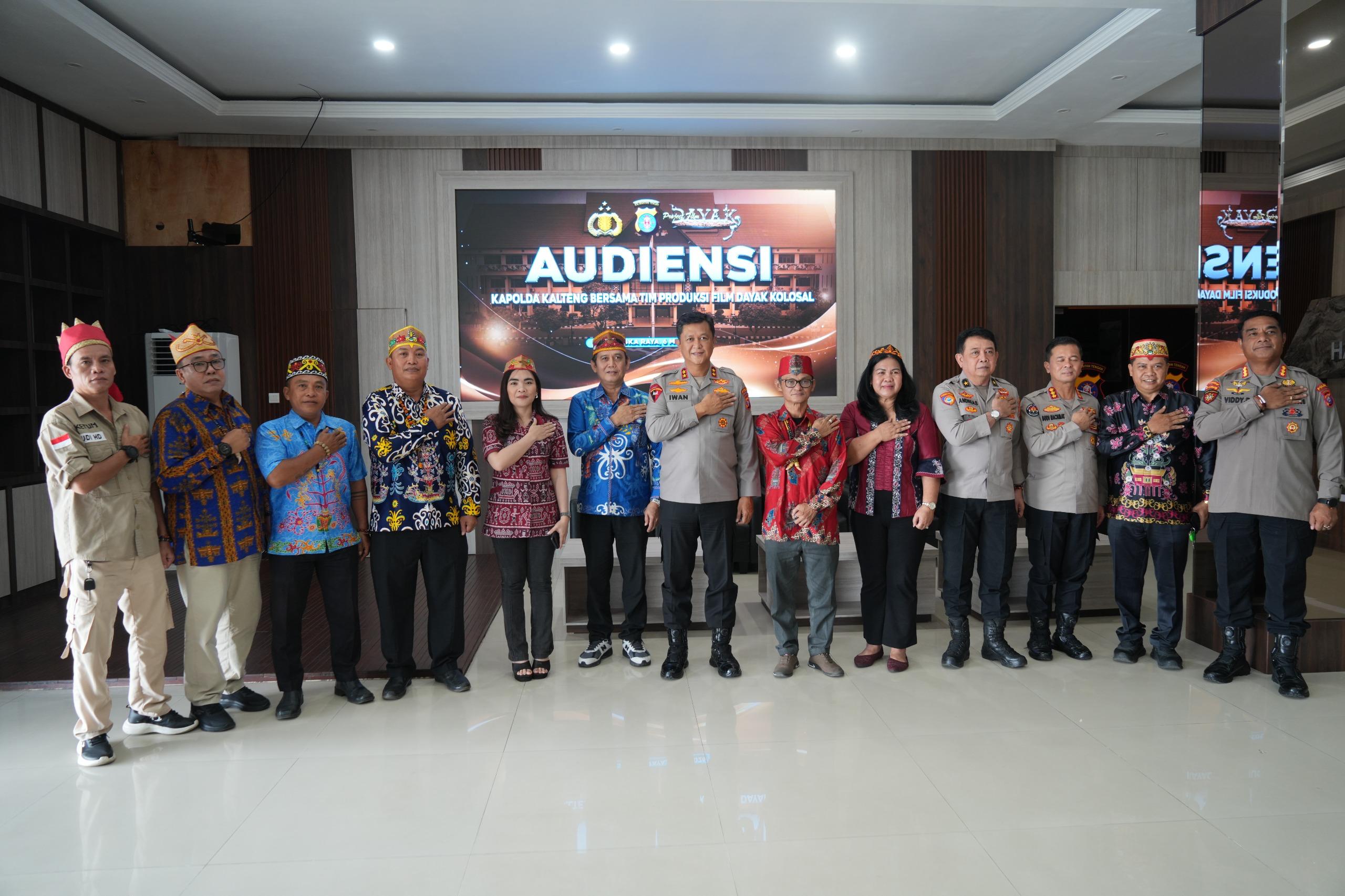Kapolda Kalteng, Irjen Pol Iwan Kurniawan foto bersama Tim rumah produksi”Dayak” di Lobi Mapolda Kalteng
