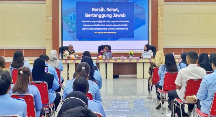 Untung Sutrisno saat membuka Sosialisasi Standar Teknologi Pengolahan Air Limbah Kegiatan SPPG di Aula Dinas Pendidikan Kota Palangka Raya.