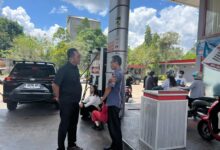 Anggota Komisi XII DPR RI, Fraksi PDI P, Sigit K Yunianto, SH., M.A.P., saat melakukan pengawasan di salah satu SPBU Barito Selatan