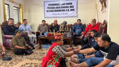 Prosesi Perjanjian Perdamaian Adat Dayak penyelesaian perkara melalui pendekatan hukum adat Dayak dan restorative justice di kediaman BRIGJEN POL. Andreas Wayan Wicaksana, S.I.K di Palangka Raya