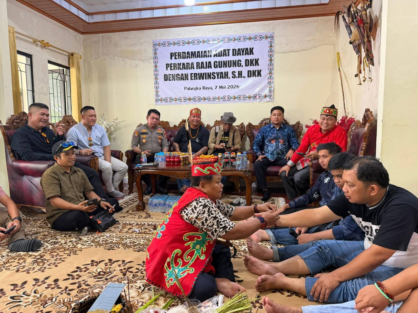 Prosesi Perjanjian Perdamaian Adat Dayak penyelesaian perkara melalui pendekatan hukum adat Dayak dan restorative justice di kediaman BRIGJEN POL. Andreas Wayan Wicaksana, S.I.K di Palangka Raya