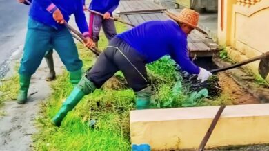 DPUPR saat membersihkan drainase di jalan Pilau Kota Palangka Raya