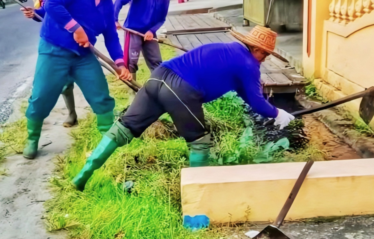 DPUPR saat membersihkan drainase di jalan Pilau Kota Palangka Raya
