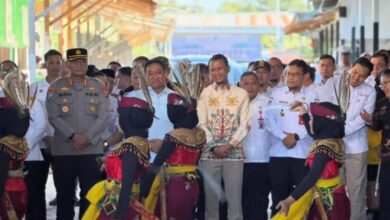 Jajaran pimpinan dan Sekretariat DPRD Kalteng saat melaksanakan kegiatan anjangsana ke LKSA Berkah