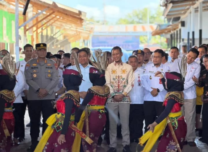 Jajaran pimpinan dan Sekretariat DPRD Kalteng saat melaksanakan kegiatan anjangsana ke LKSA Berkah