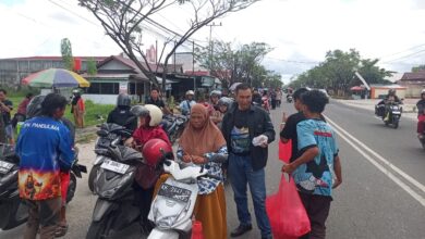 Aksi sosial dilakukan BPK PANDULIMA kepada warga yang sedang mengantre BBM