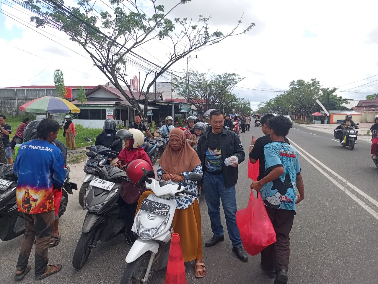 Aksi sosial dilakukan BPK PANDULIMA kepada warga yang sedang mengantre BBM