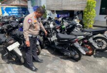 Kasatlantas Polresta Palangka Raya Kompol Hermanto saat menunjukan barang bukti kendaraan balapan liar