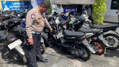 Kasatlantas Polresta Palangka Raya Kompol Hermanto saat menunjukan barang bukti kendaraan balapan liar