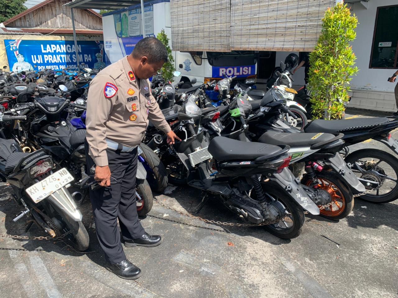 Kasatlantas Polresta Palangka Raya Kompol Hermanto saat menunjukan barang bukti kendaraan balapan liar