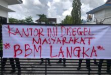 Kantor Pertamina Patra Niaga di Jalan RTA Milono, Kota Palangka Raya disegel Aliansi Masyarakat Kalteng, Jumat (8/5/2026).