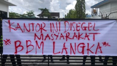 Kantor Pertamina Patra Niaga di Jalan RTA Milono, Kota Palangka Raya disegel Aliansi Masyarakat Kalteng, Jumat (8/5/2026).