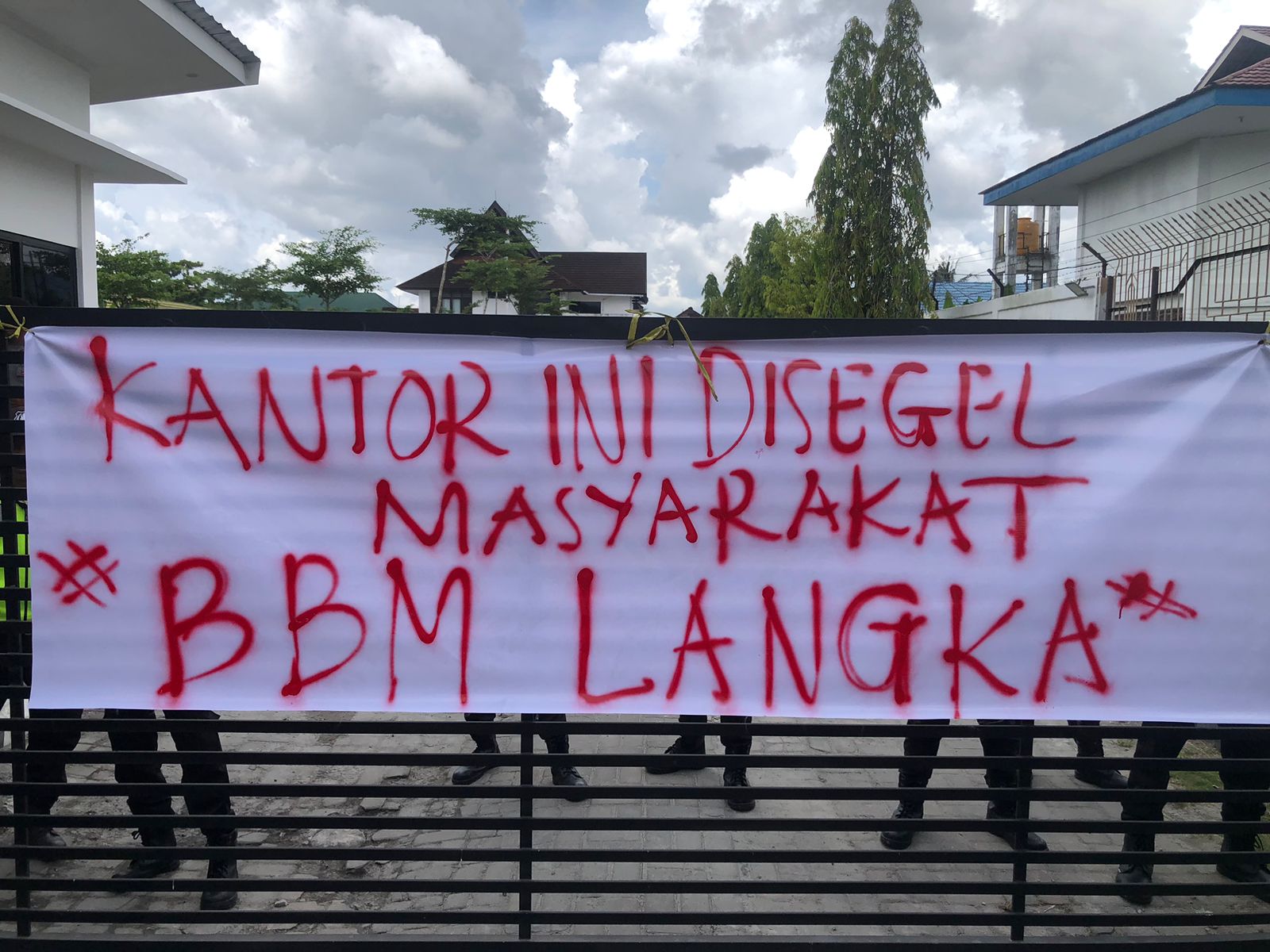 Kantor Pertamina Patra Niaga di Jalan RTA Milono, Kota Palangka Raya disegel Aliansi Masyarakat Kalteng, Jumat (8/5/2026).