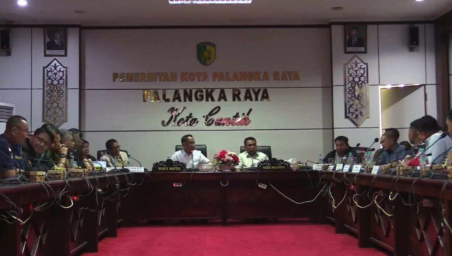 Rapat koordinasi mengenai polemik antrean BBM di Ruang Peteng Karuhei I