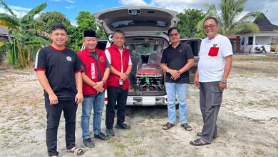 Anggota DPR RI, dari Fraksi PDI P, Dapil Kalteng, Sigit K Yunianto, SH., M.A.P., saat menyerahkan banuan 1 unit mobil ambulans ke DPC PDI P, Barsel