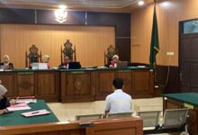 Terdakwa Riky ketika menjalani sudang di Pengadilan Negeri