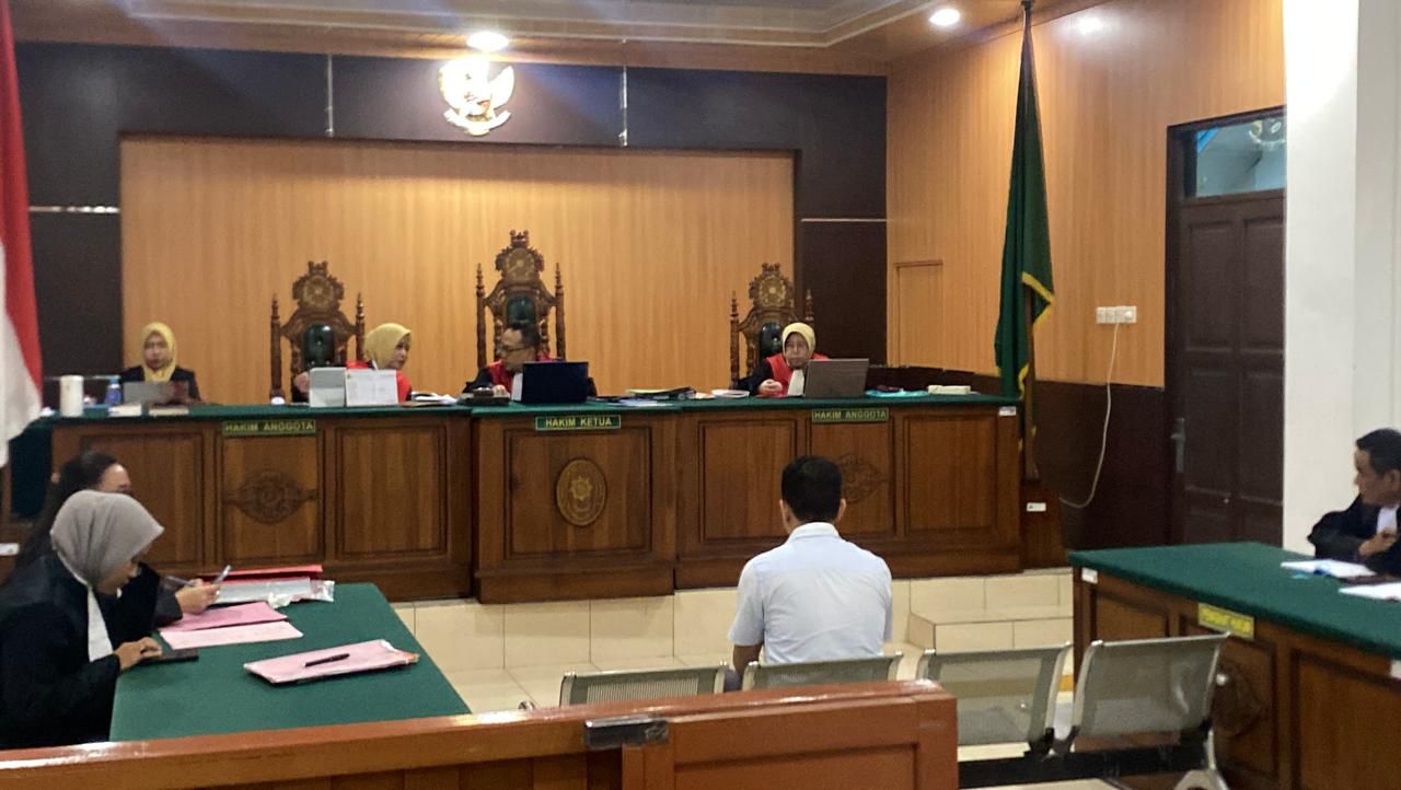 Terdakwa Riky ketika menjalani sudang di Pengadilan Negeri