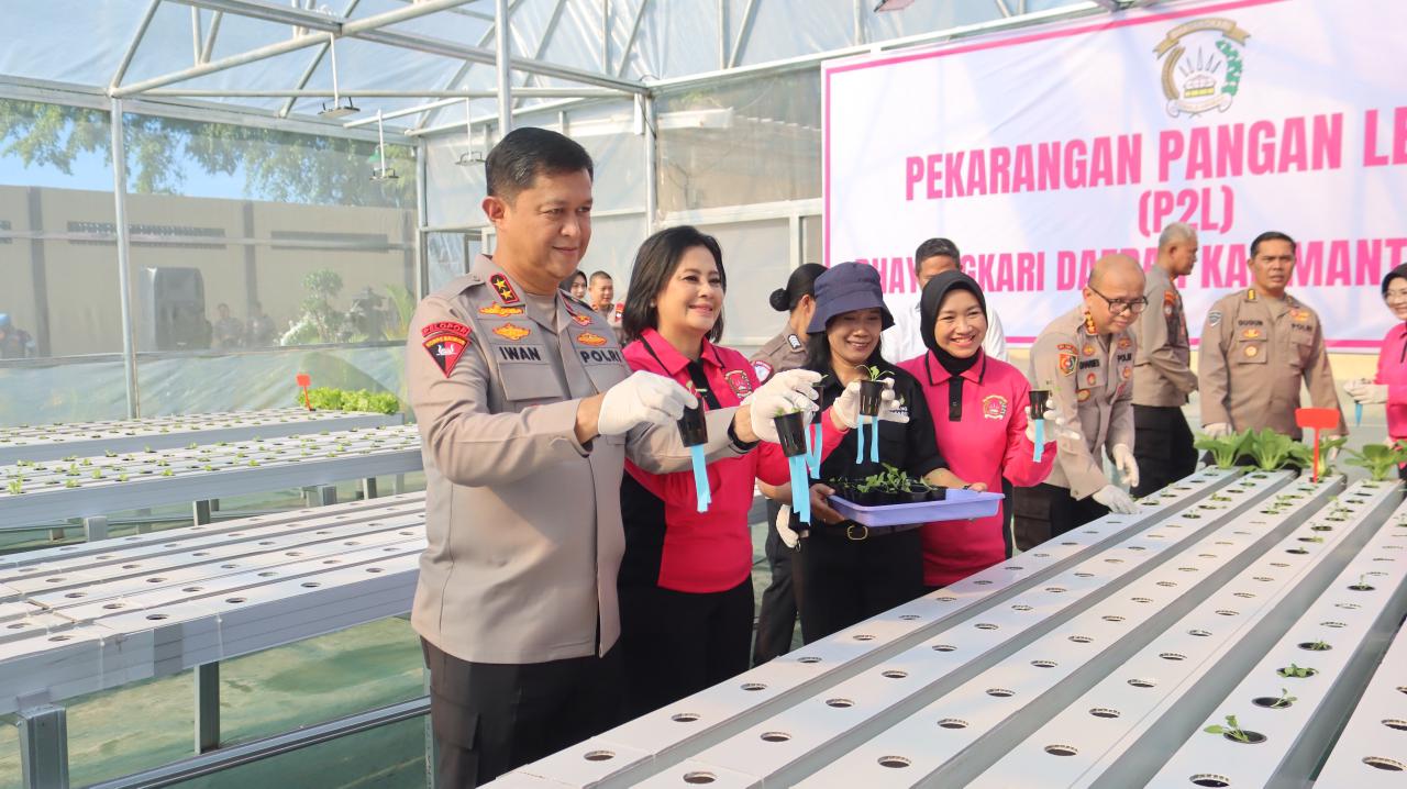 Kapolda Kalteng, Iwan Kurniawan, bersama Ketua Bhayangkari Kalteng, Maya Iwan meresmikan fasilitas pertanian modern