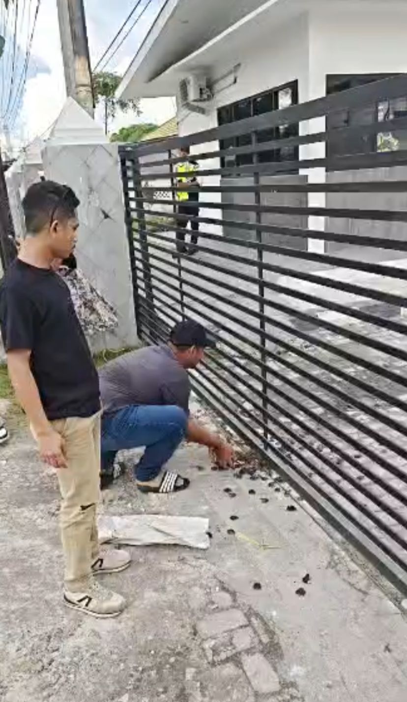 Massa aksi melepas ratusan kodok di Kantor Pertamina