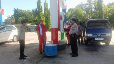 Petugas kepolisian ketika melakukan pengawasan pada sejumlah SPBU yang ada di Kota Palangka Raya