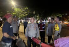 Petugas kepolisian saat merespon laporan warga mengenai adanya orang mabuk