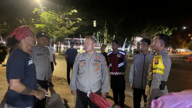 Petugas kepolisian saat merespon laporan warga mengenai adanya orang mabuk