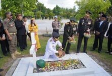 Gubernur Kalteng H. Agustiar Sabran saat melaksanakan tabur bunga di Taman Makam Pahlawan Sanaman Lampang