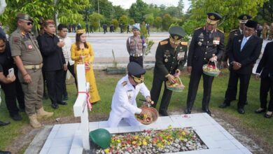 Gubernur Kalteng H. Agustiar Sabran saat melaksanakan tabur bunga di Taman Makam Pahlawan Sanaman Lampang