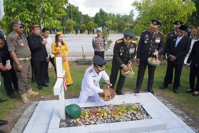 Gubernur Kalteng H. Agustiar Sabran saat melaksanakan tabur bunga di Taman Makam Pahlawan Sanaman Lampang