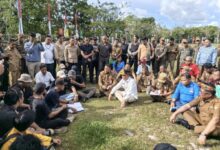 Gubernur Kalteng, H. Agustiar Sabran saat menerima aspirasi Aliansi Mahasiswa Anak Buruh Jilid II
